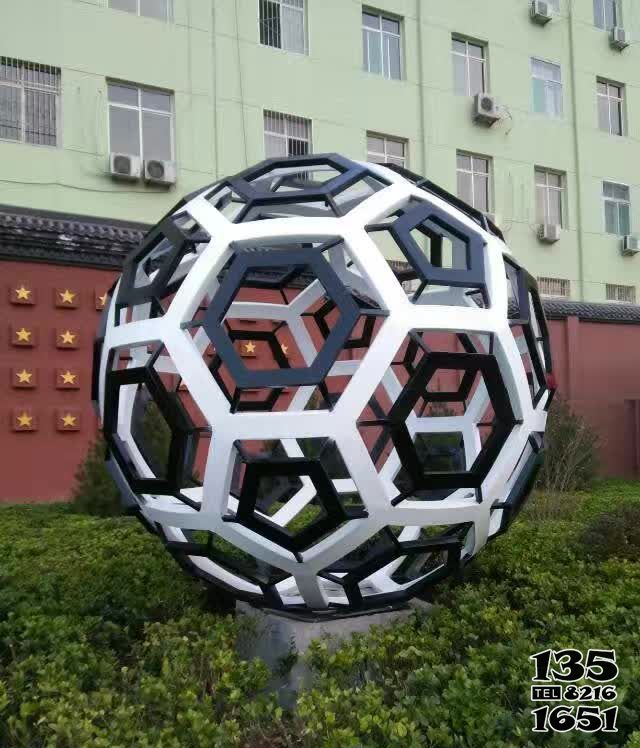 足球雕塑-不锈钢创意校园足球雕塑高清图片