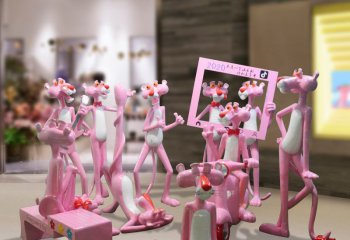 豹子雕塑-商场可爱幽默玻璃钢粉色顽皮豹雕塑