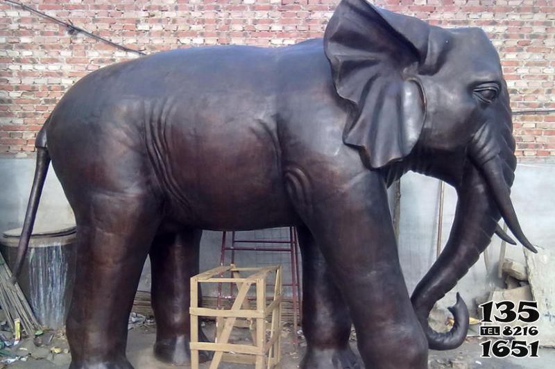 大象雕塑-玻璃钢仿铜石雕户外园林大型景观大象雕塑高清图片