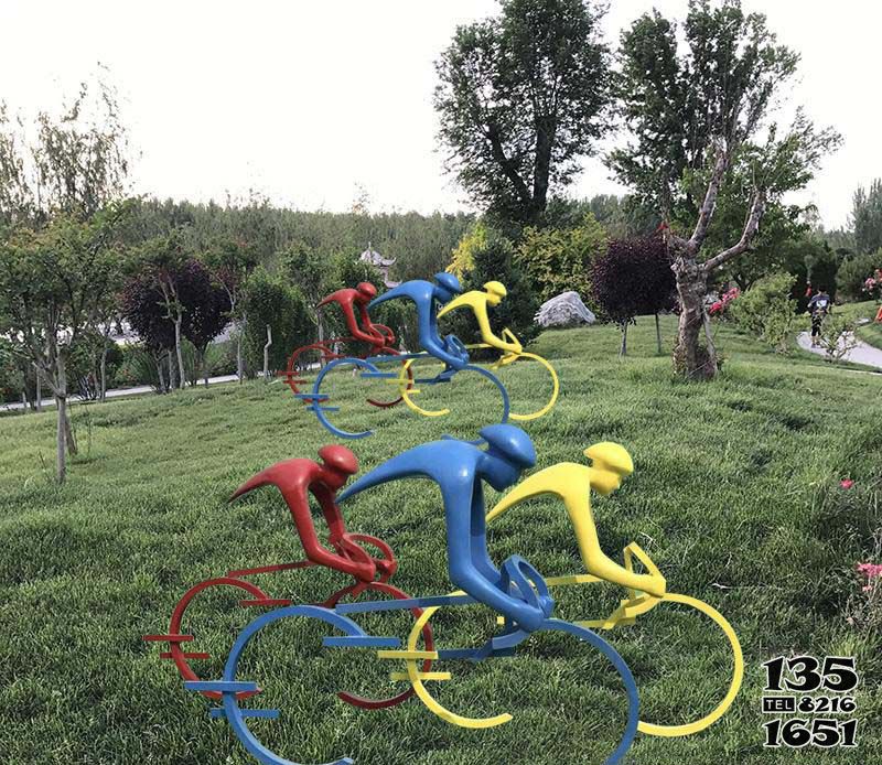 自行车雕塑-抽象骑自行车公园景观雕塑高清图片