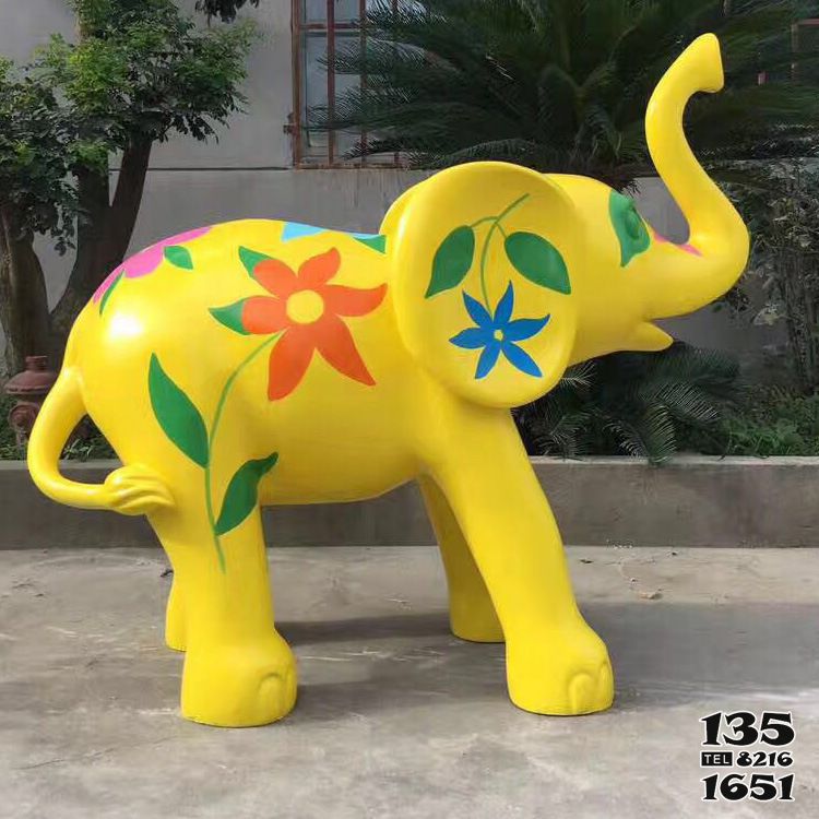 大象雕塑-户外公园玻璃钢彩绘卡通黄色大象雕塑高清图片