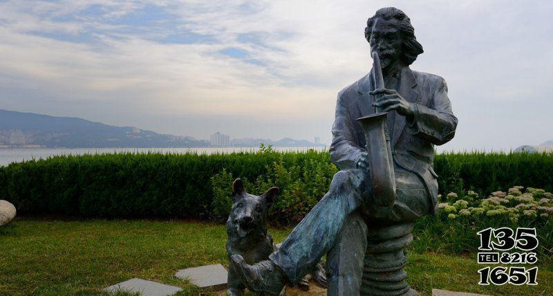 狗雕塑-公园广场创意不锈钢仿铜坐在男人身旁听音乐的狗雕塑