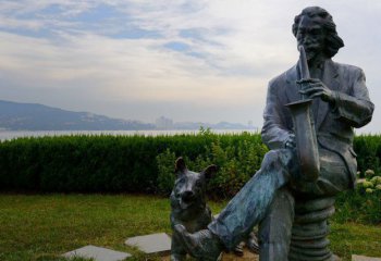 狗雕塑-公园广场创意不锈钢仿铜坐在男人身旁听音乐的狗雕塑