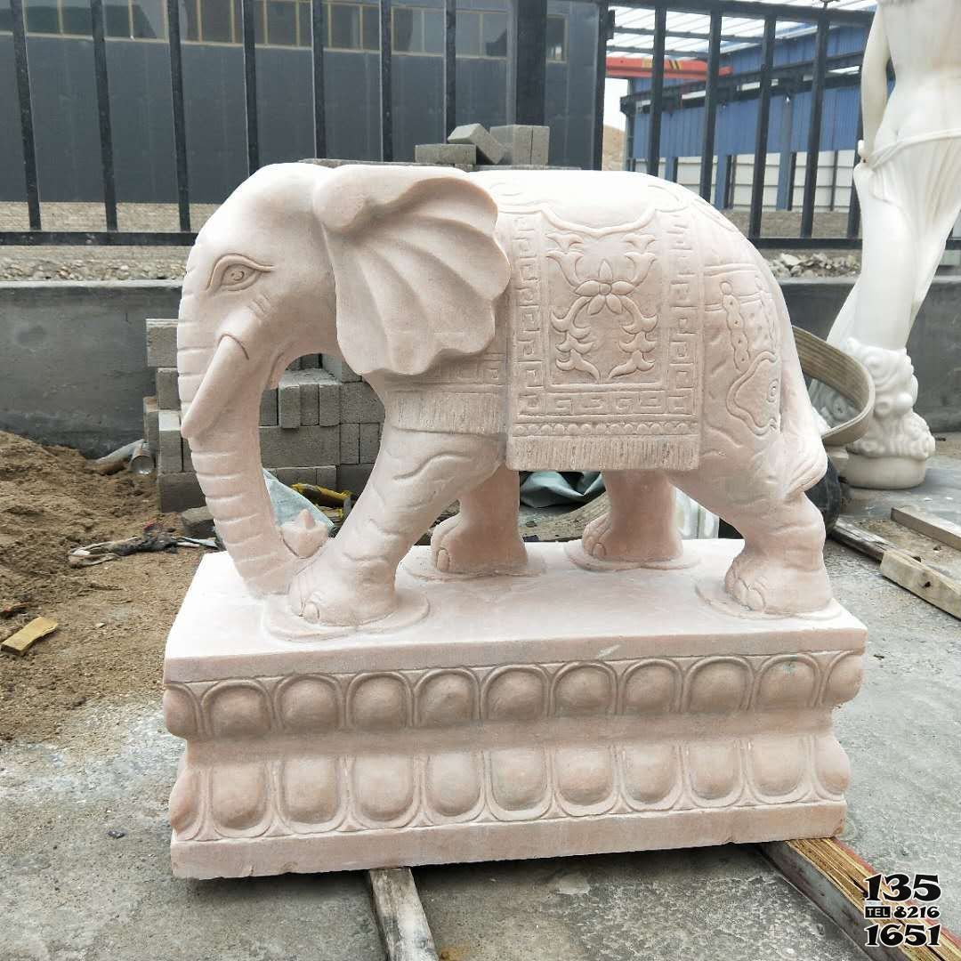 大象雕塑-公园大理石石雕站在石墩上的大象雕塑高清图片