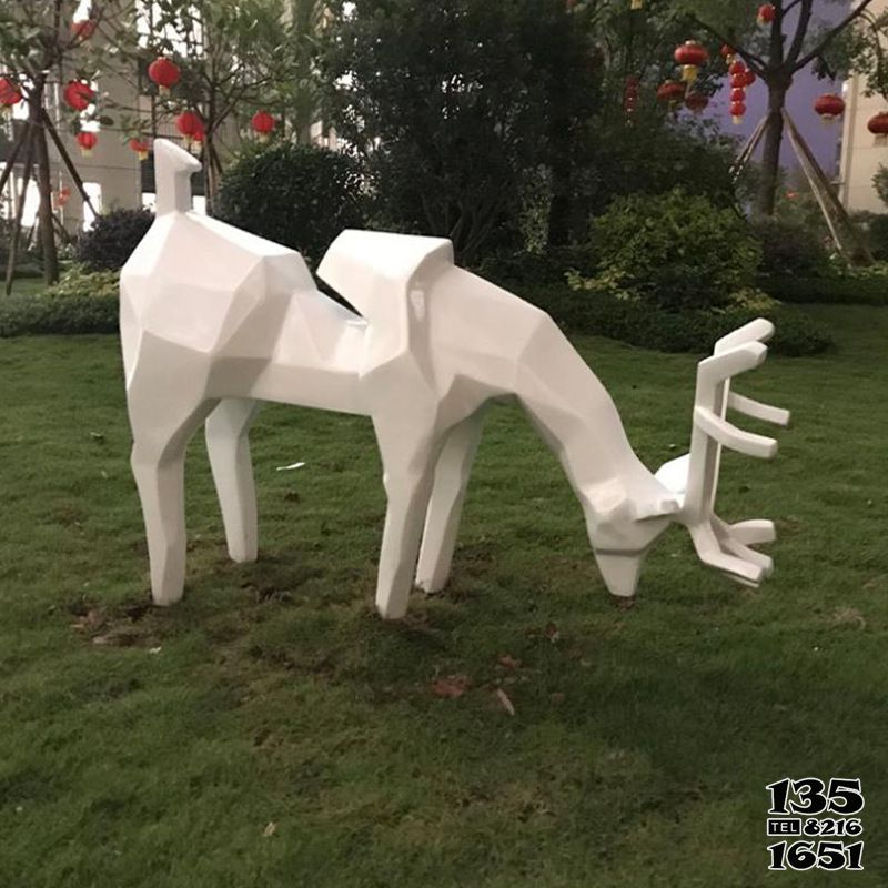 梅花鹿雕塑-玻璃钢几何公园低头觅食的梅花鹿雕塑 梅花鹿雕塑-玻璃钢几何公园低头觅食的梅花鹿雕塑高清图片