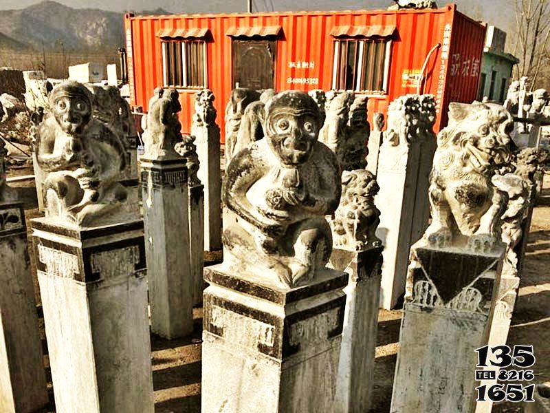 拴马柱雕塑-园林景区摆放雕刻猴子造型拴马柱雕塑高清图片