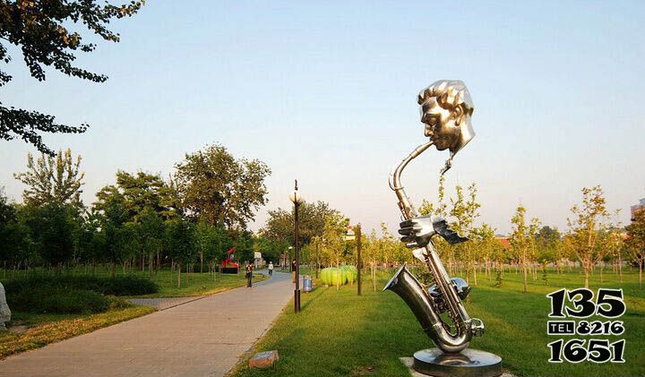 吹奏雕塑-公园不锈钢抽象吹萨克斯吹奏雕塑高清图片