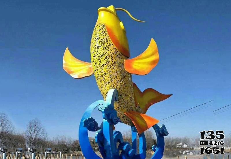 鲤鱼雕塑-广场摆放的玻璃钢彩绘鲤鱼雕塑高清图片