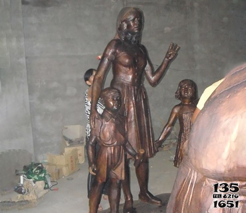 亲情雕塑-母亲与孩子合影公园人物铜雕亲情雕塑高清图片