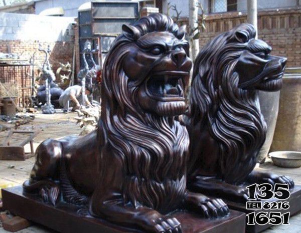 狮子雕塑-大型不锈钢铜雕仿真动物狮子雕塑高清图片