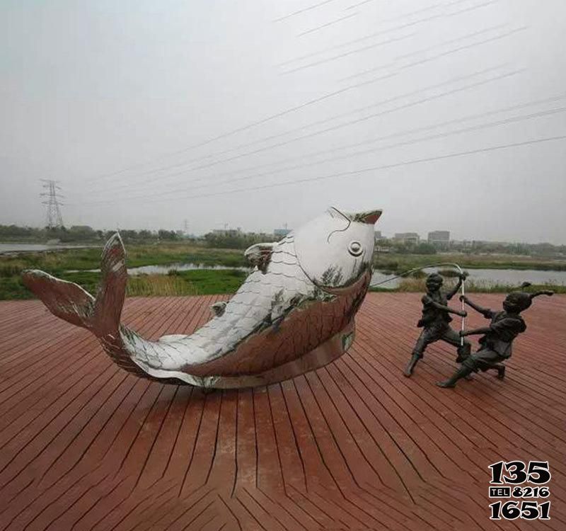 鲤鱼雕塑-公园里摆放的躺着的玻璃钢创意鲤鱼雕塑高清图片