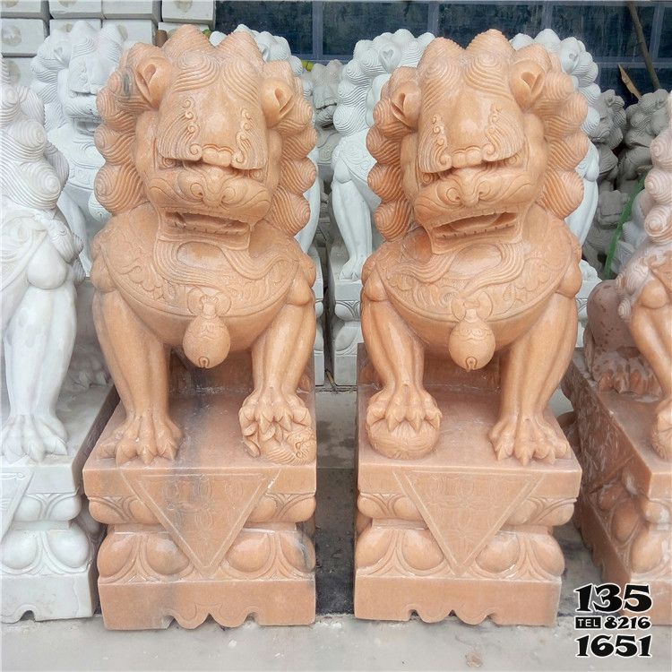 狮子雕塑-晚霞红石雕镇宅招财看门的狮子雕塑高清图片