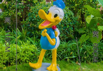 鸭子雕塑-草地上戴帽子的唐老鸭雕塑