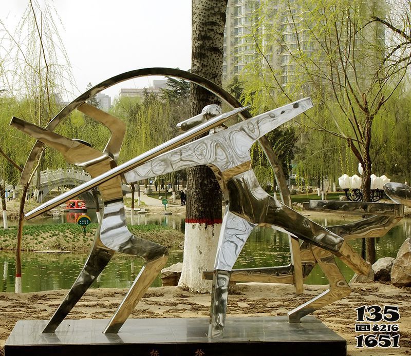 标枪雕塑-公园摆放镜面创意不锈钢标枪雕塑高清图片