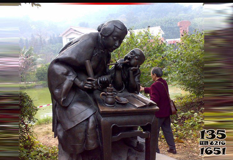 茶雕塑-公园铜雕老奶奶喝茶的人物景观茶雕塑高清图片