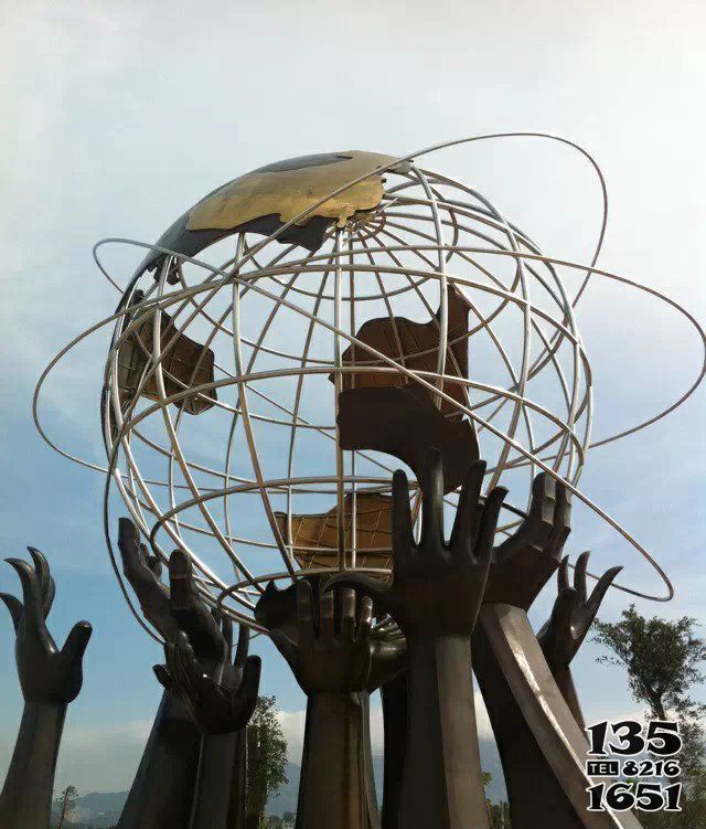 地球仪雕塑-广场不锈钢喷金鎏金众人托举的地球仪雕塑高清图片