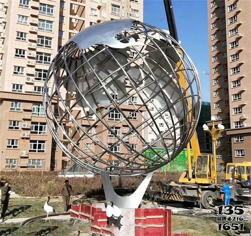 地球仪雕塑-小区不锈钢创意大型白钢镂空地球仪雕塑高清图片