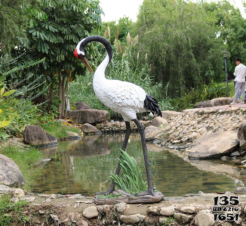 丹顶鹤雕塑-玻璃钢彩绘公园池塘丹顶鹤雕塑高清图片