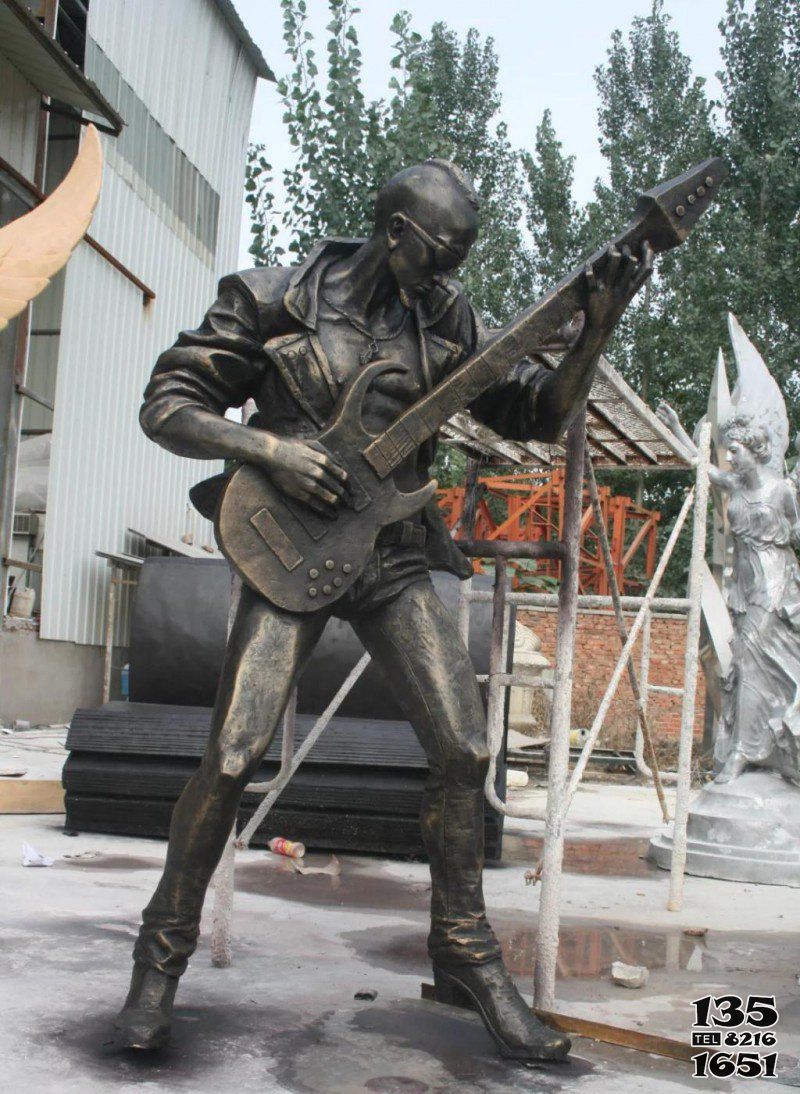 弹奏人物雕塑-弹吉他的人物娱乐场所门口铜雕弹雕塑高清图片