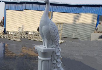 孔雀雕塑-在小区门口石柱上的汉白玉石雕创意孔雀雕塑