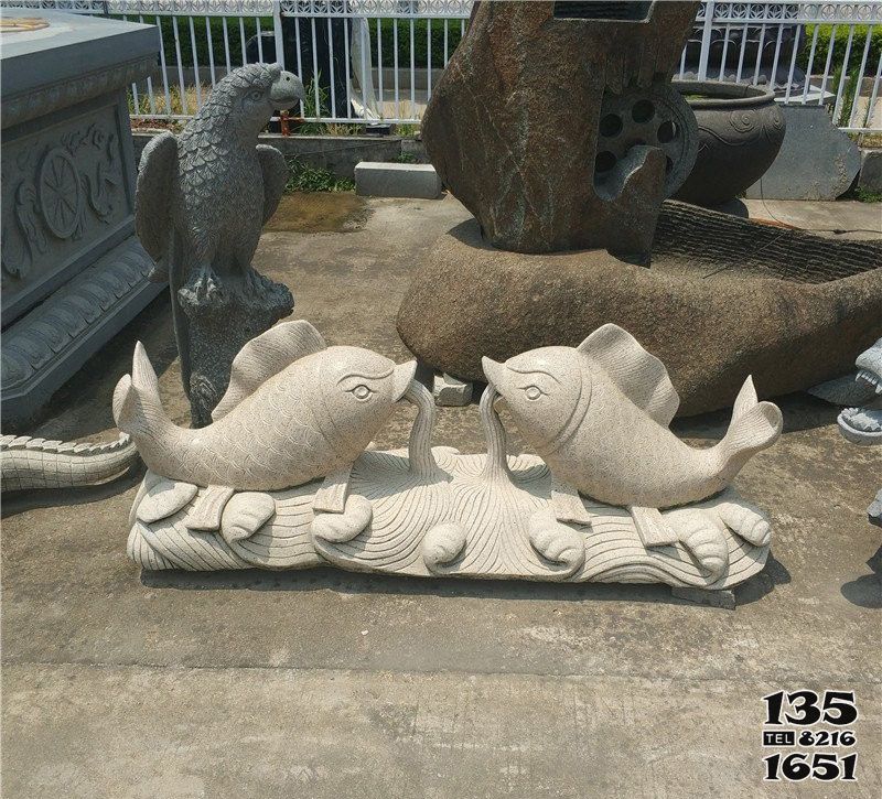 鲤鱼雕塑-街道摆放的两条相对吐水的砂岩石雕创意鲤鱼雕塑高清图片