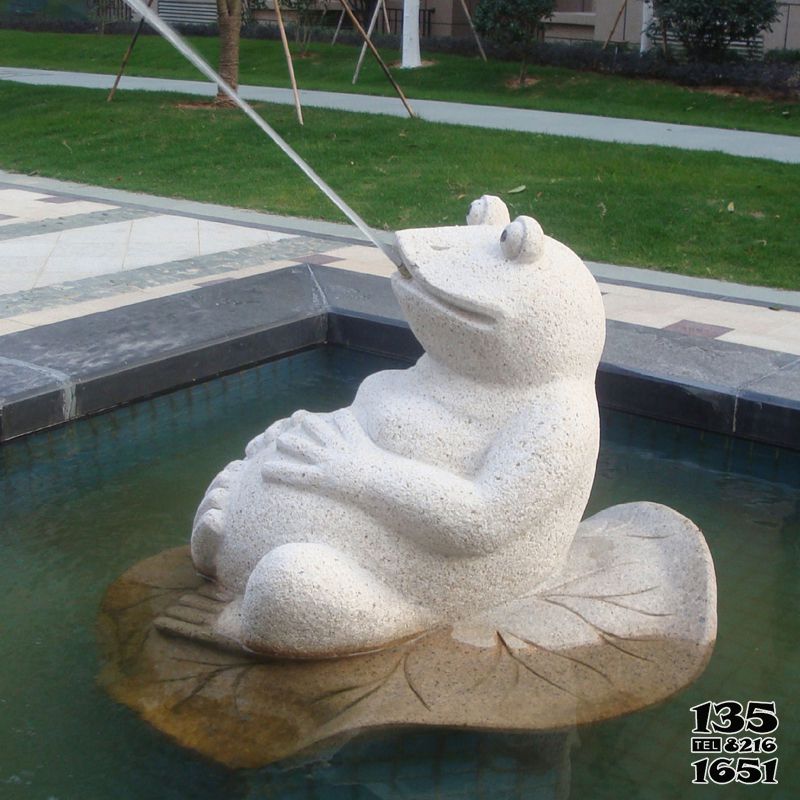青蛙雕塑-池塘一只喷水的石雕青蛙雕塑高清图片