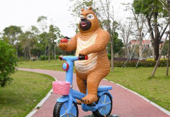 熊雕塑-公园户外熊二骑车玻璃钢雕塑