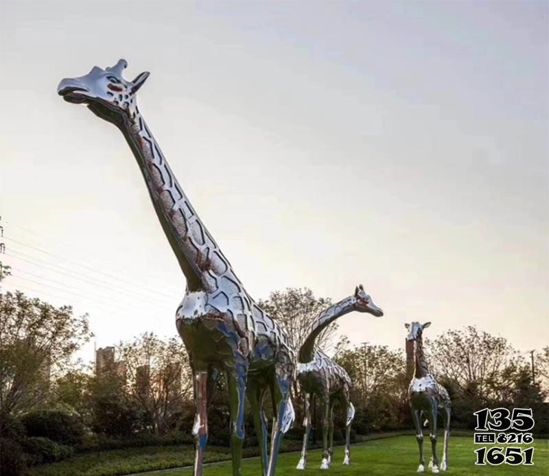 长颈鹿雕塑-户外大型不锈钢仿真动物长颈鹿雕塑