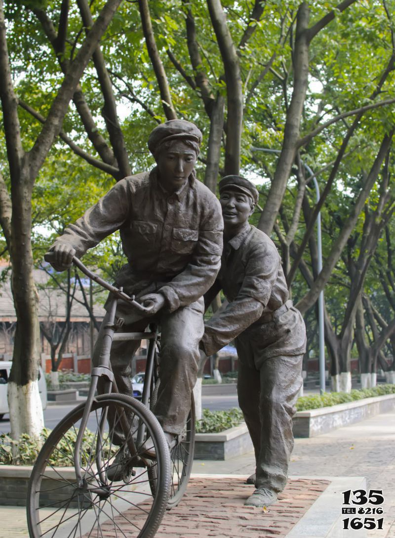 自行车雕塑-公园学骑自行车的人物铜雕高清图片