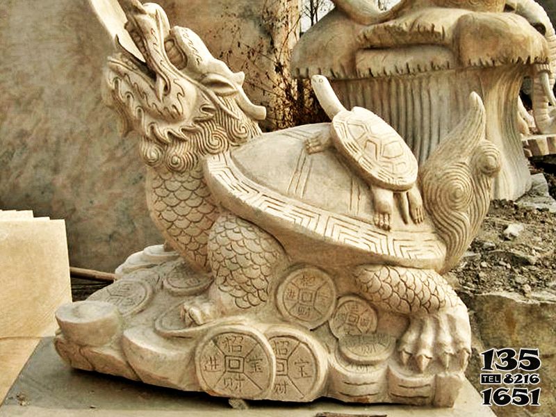 龙龟雕塑-景区黄蜡石石雕背着小乌龟的龙龟雕塑 龙龟雕塑-景区黄蜡石石雕背着小乌龟的龙龟雕塑高清图片