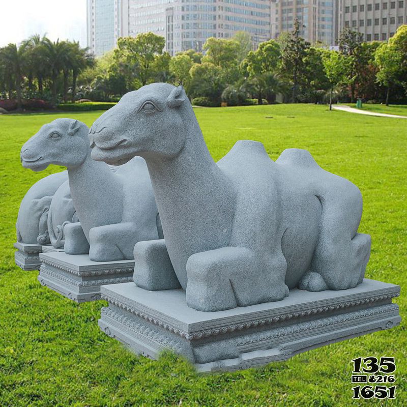 骆驼雕塑-草地公园摆放的坐着的青石石雕抽象骆驼雕塑高清图片