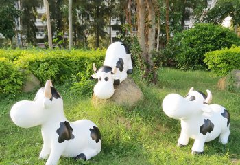 牛雕塑-动物园三只玩耍的卡通牛雕塑