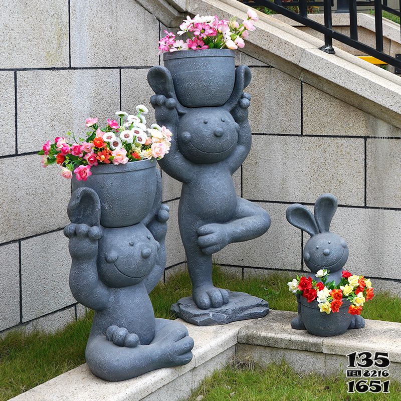 兔子雕塑-景区石雕头顶花盆练瑜伽的兔子雕塑高清图片