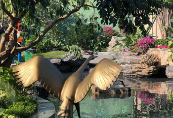 仙鹤雕塑-户外池塘飞奔捕鱼的仙鹤雕塑