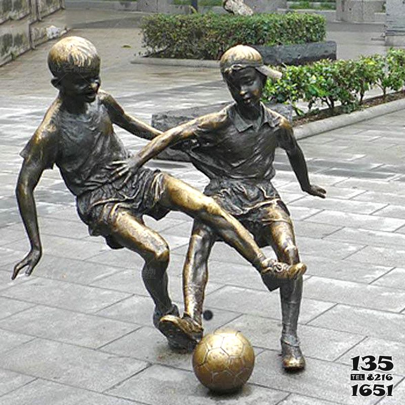 足球雕塑-步行街踢球人物体育景观雕塑高清图片