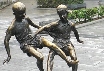 足球雕塑-步行街踢球人物体育景观雕塑