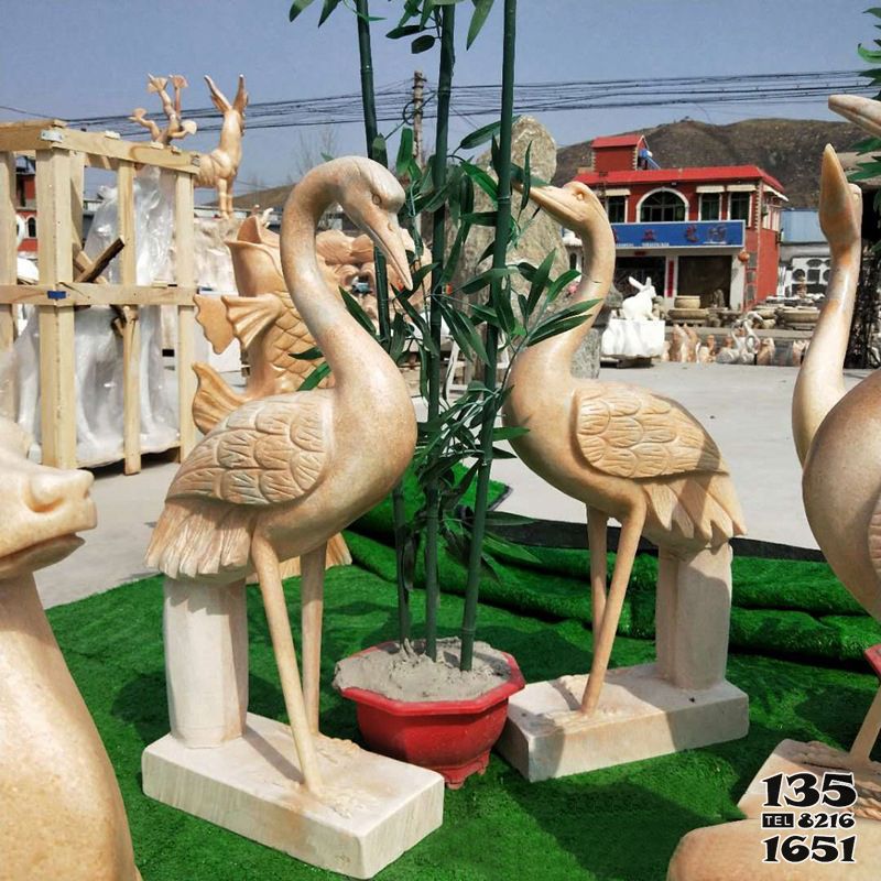 丹顶鹤雕塑-晚霞红石雕公园户外景观丹顶鹤雕塑高清图片