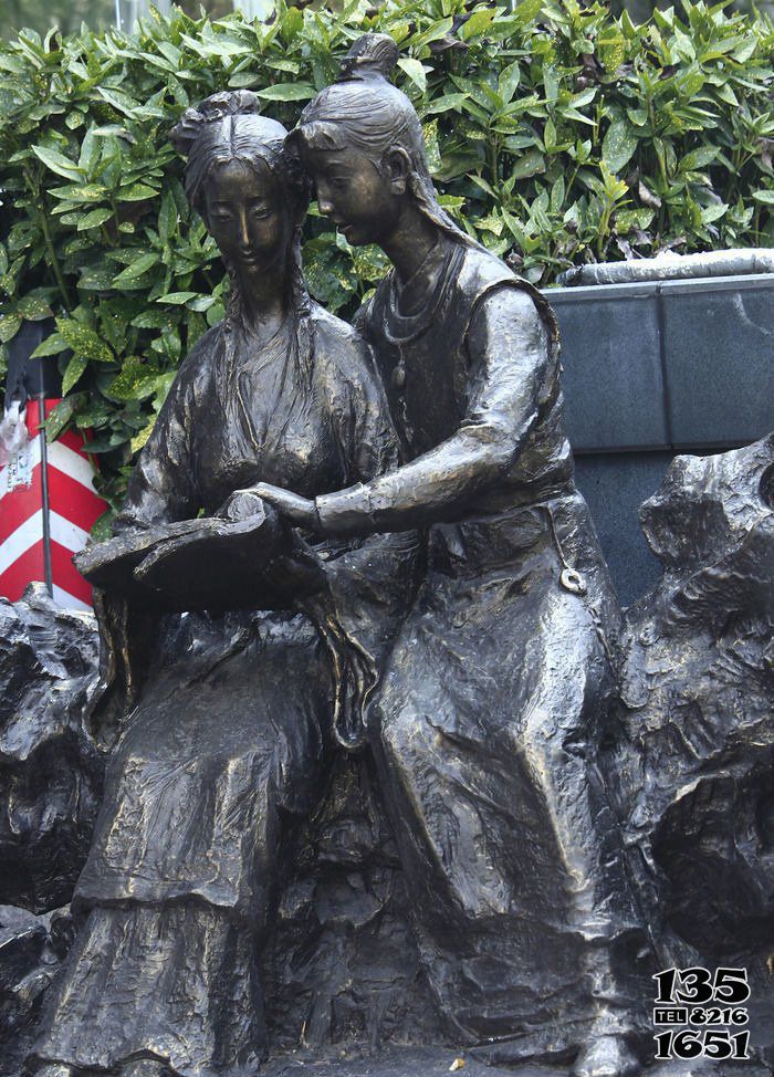 读书雕塑-户外铜雕两个女孩的读书雕塑高清图片