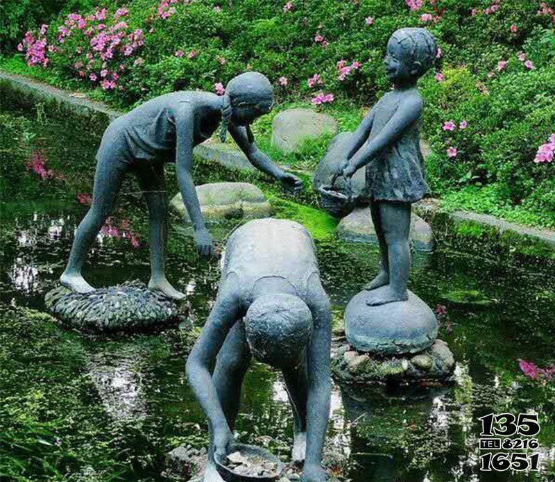 儿童雕塑-公园捉螃蟹的小孩小品铜雕儿童雕塑高清图片