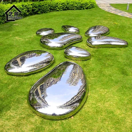 鹅卵石雕塑-公园草坪 创意不锈钢镜面鹅卵石雕塑高清图片