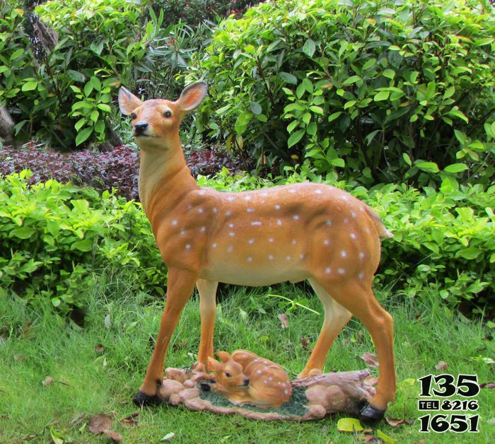 鹿雕塑-公园玻璃钢彩绘护着小鹿的鹿雕塑