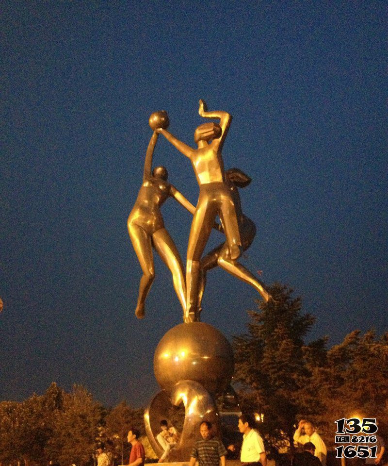 排球雕塑-小区广场打排球的女孩景观玻璃钢仿铜雕高清图片