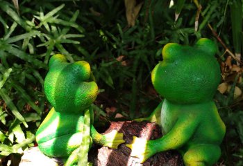 青蛙雕塑-公园两只绿色玻璃钢青蛙雕塑
