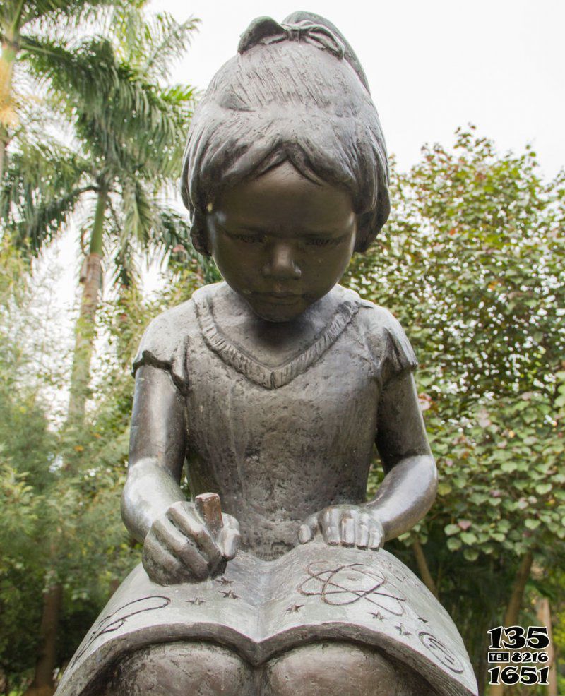 书雕塑-户外公园创意不锈钢仿铜小女孩看书雕塑高清图片