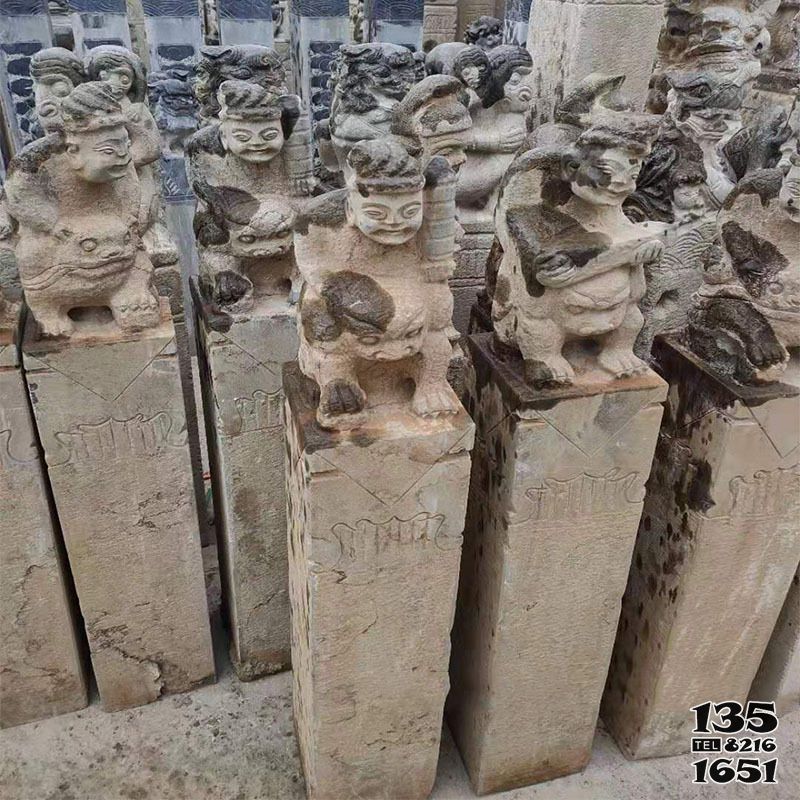 拴马柱雕塑-景区门前摆放做旧砂岩人物拴马柱雕塑高清图片