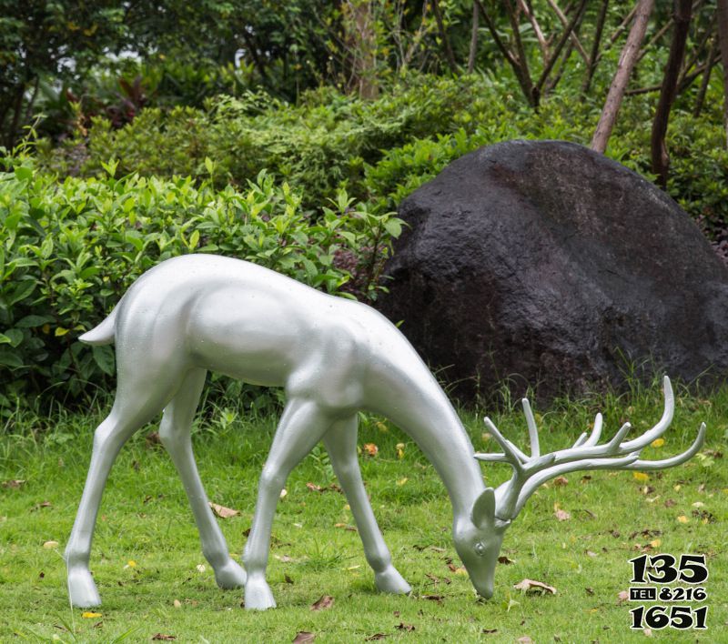 鹿雕塑-公园景区不锈钢抛光低头觅食的鹿雕塑高清图片