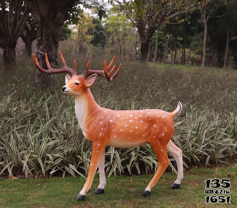鹿雕塑-户外田园一只行走的玻璃钢彩绘鹿雕塑高清图片
