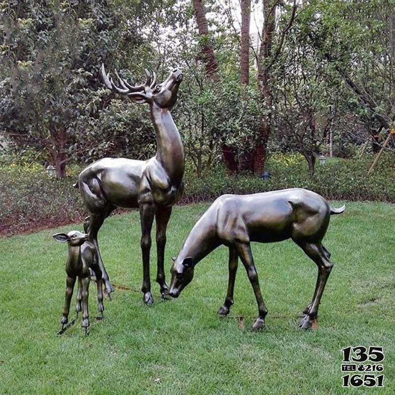 梅花鹿雕塑-不锈钢仿铜一家三口梅花鹿雕塑高清图片