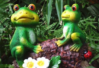 青蛙雕塑-草坪两只正在玩耍的绿色青蛙雕塑
