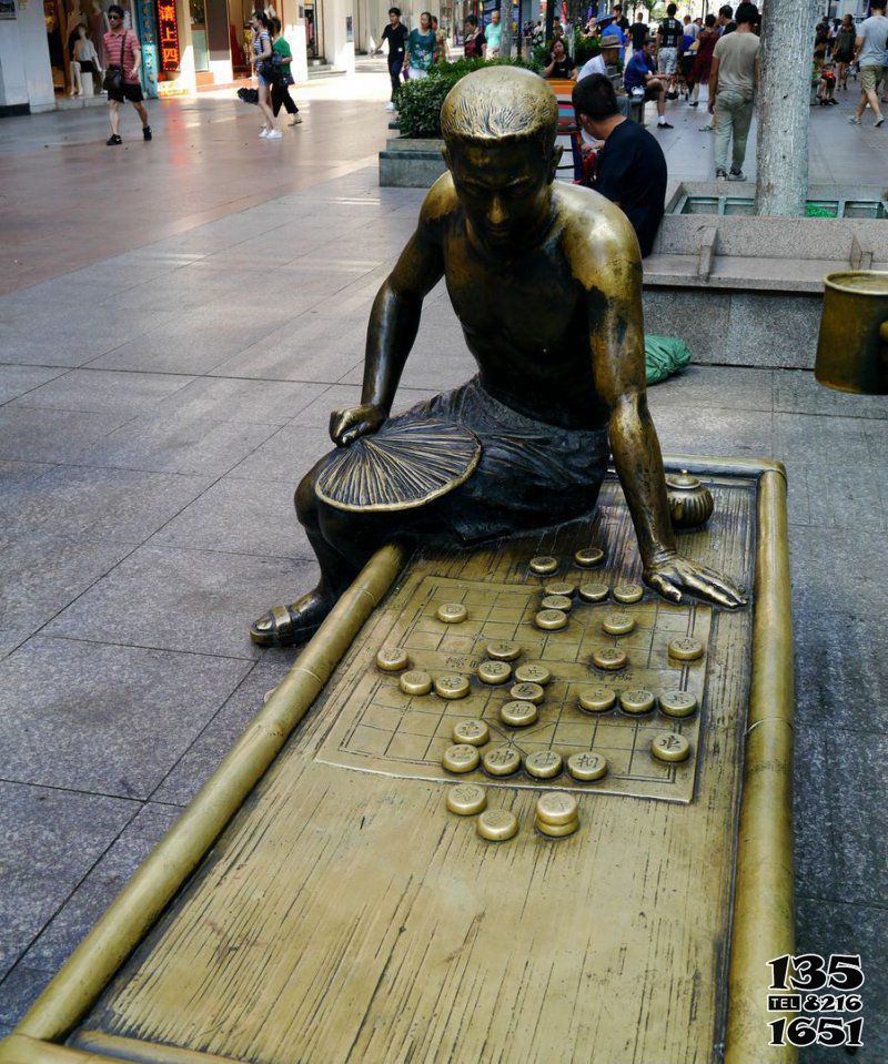下棋雕塑-下象棋步行街边小品玻璃钢仿铜雕塑高清图片